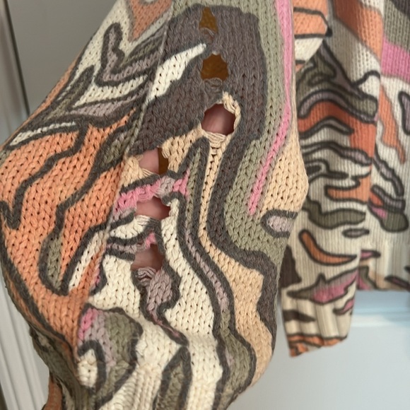 Umgee Ladies Distressed Crocheted Style Sweater Size Medium - Picture 2 of 7